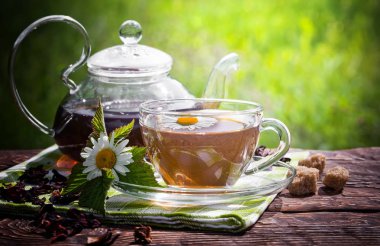 Eski arka plan üzerinde çay