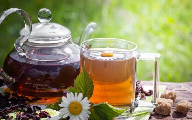 Eski arka plan üzerinde çay