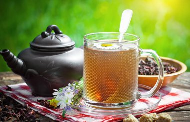 Eski arka plan üzerinde çay