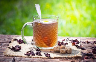 Eski arka plan üzerinde çay