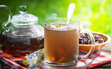 Eski arka plan üzerinde çay