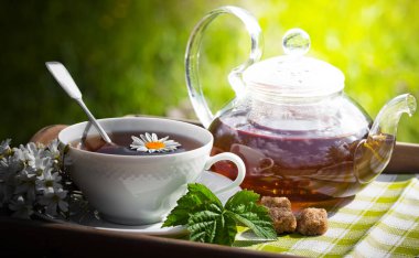 Eski arka plan üzerinde çay