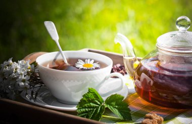 Eski arka plan üzerinde çay