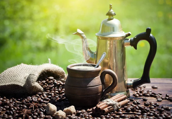 Eski arka plan üzerinde kahve siyah