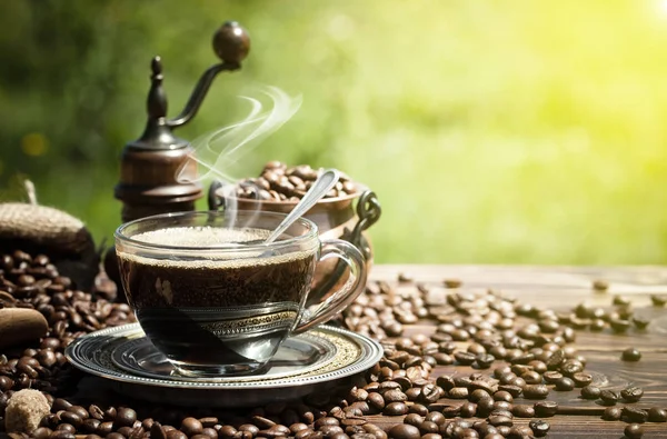 Eski arka plan üzerinde kahve siyah