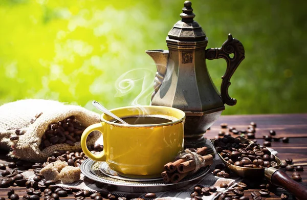 Eski arka plan üzerinde kahve siyah