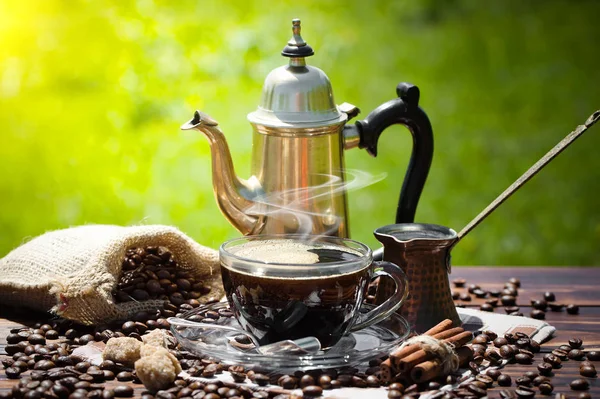 Eski arka plan üzerinde kahve siyah