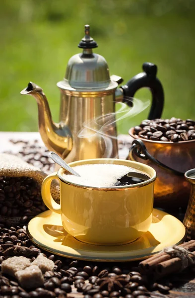 Eski arka plan üzerinde kahve siyah