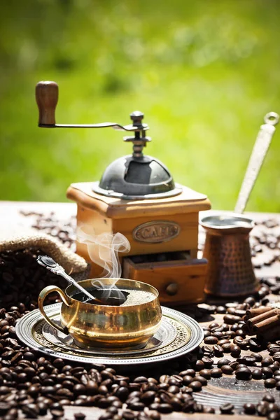 Eski arka plan üzerinde kahve siyah