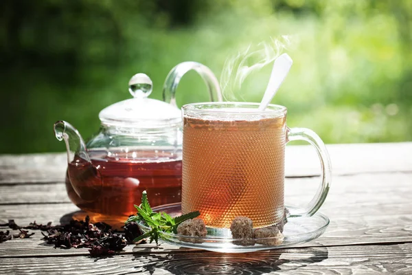 Eski arka plan üzerinde çay