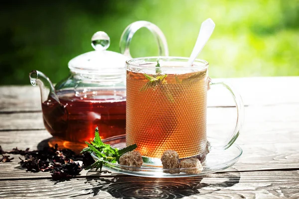 Eski arka plan üzerinde çay