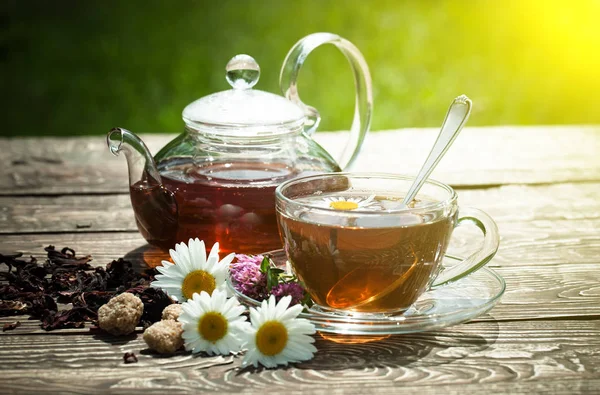 Eski arka plan üzerinde çay