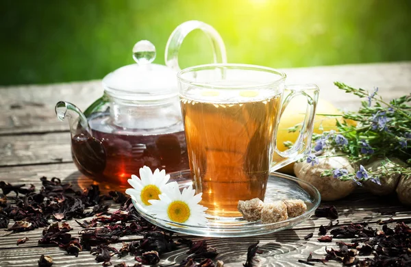 Eski arka plan üzerinde çay