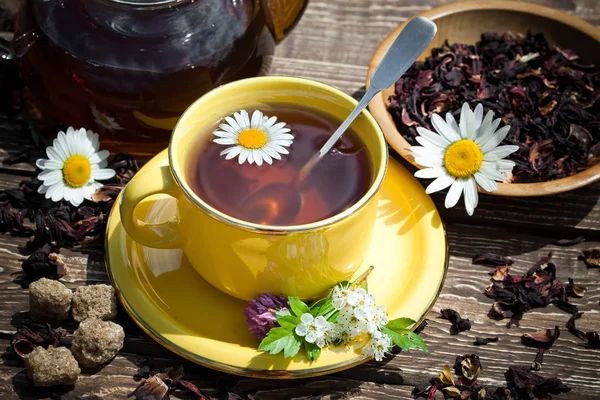 Eski arka plan üzerinde çay