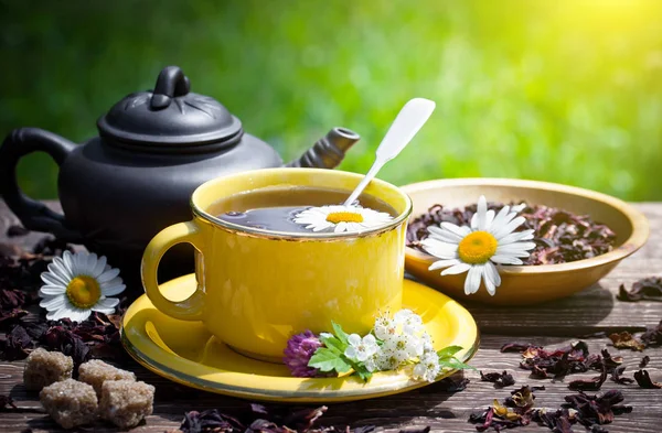 Eski arka plan üzerinde çay