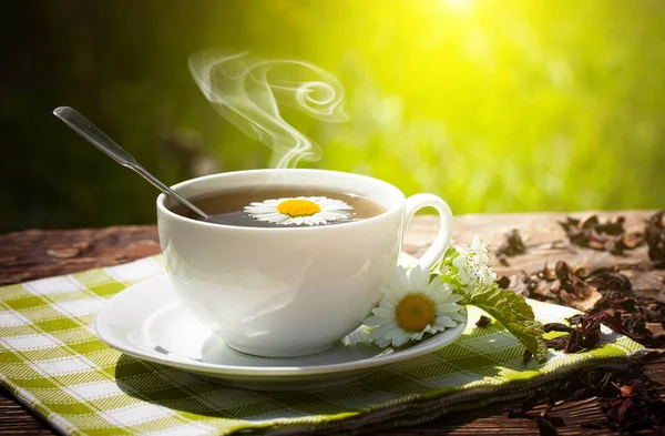 Eski arka plan üzerinde çay