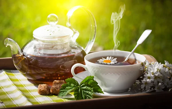 Eski arka plan üzerinde çay