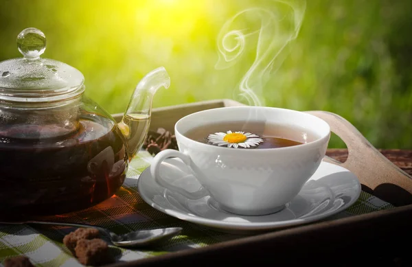 Eski arka plan üzerinde çay