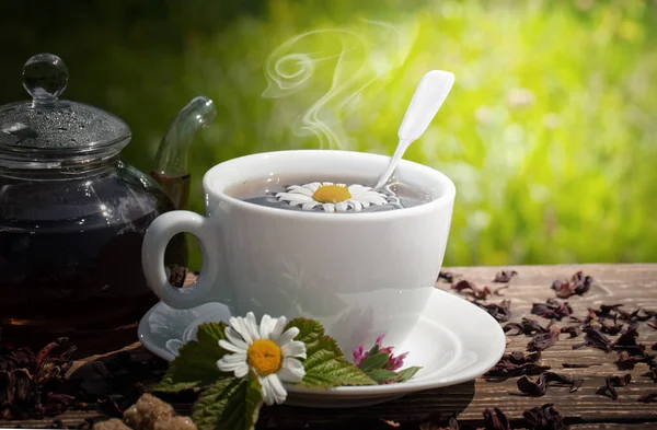 Eski arka plan üzerinde çay