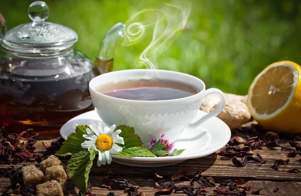 Eski arka plan üzerinde çay