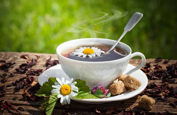 Eski arka plan üzerinde çay