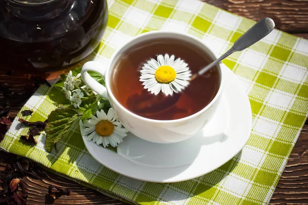 Eski arka plan üzerinde çay