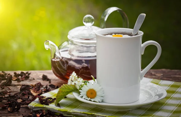 Eski arka plan üzerinde çay