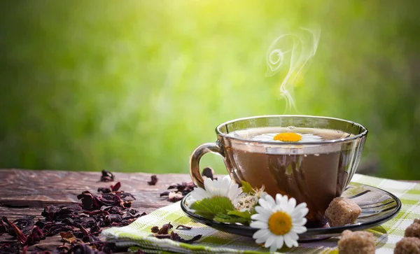 Eski arka plan üzerinde çay