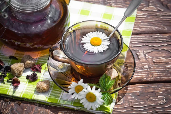 Eski arka plan üzerinde çay