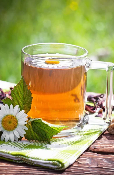 Eski arka plan üzerinde çay