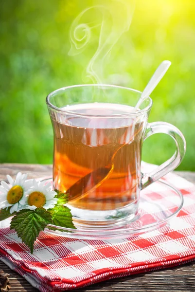 Eski arka plan üzerinde çay