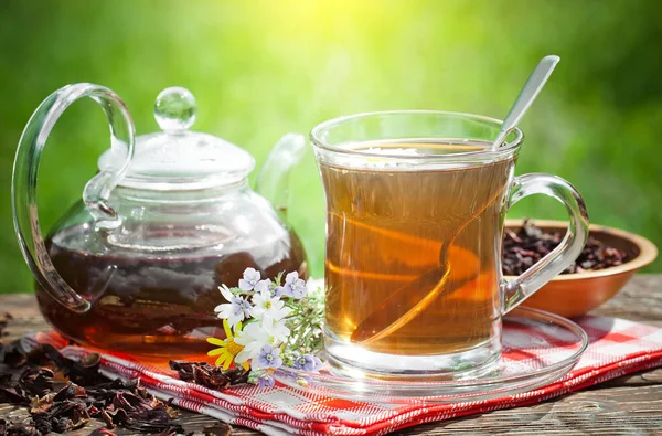 Eski arka plan üzerinde çay