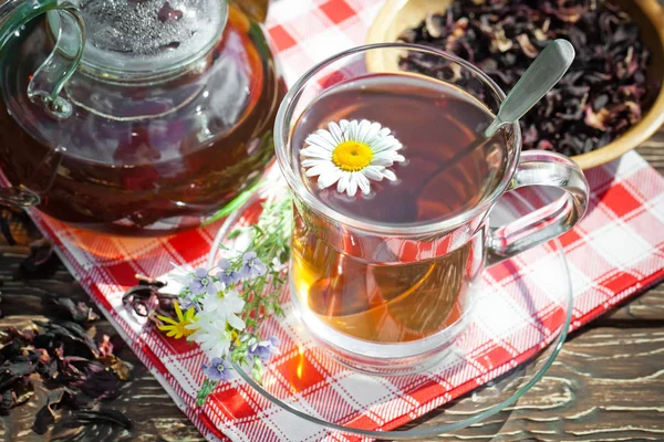 Eski arka plan üzerinde çay