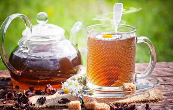 Eski arka plan üzerinde çay