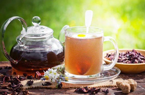 Eski arka plan üzerinde çay