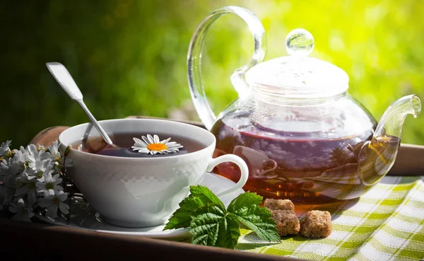 Eski arka plan üzerinde çay