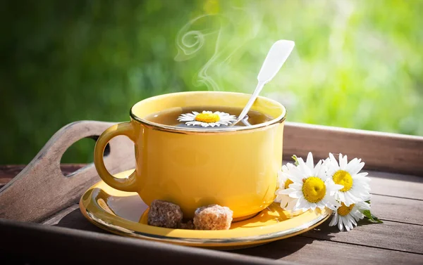 Eski arka plan üzerinde çay