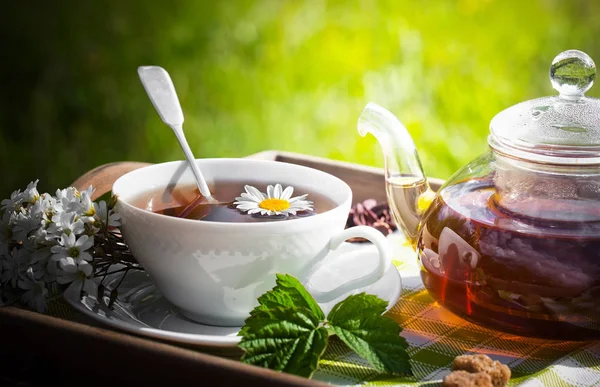 Eski arka plan üzerinde çay