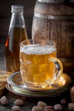 Eski bir arka planda, bardakta hafif bira..