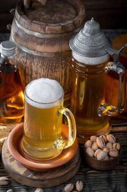 Eski bir arka planda, bardakta hafif bira..