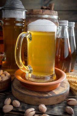 Eski bir arka planda, bardakta hafif bira..