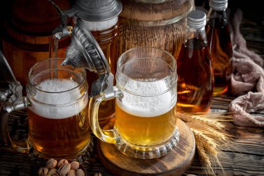 Eski bir arka planda, bardakta hafif bira..