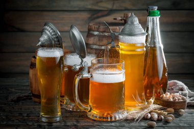 Eski bir arka planda, bardakta hafif bira..