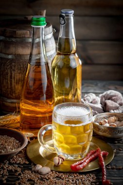 Eski bir arka planda, bardakta hafif bira..