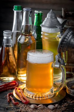 Eski bir arka planda, bardakta hafif bira..