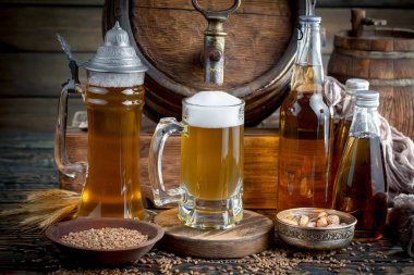 Eski bir arka planda, bardakta hafif bira..