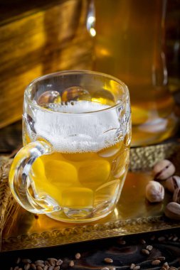 Eski bir arka planda, bardakta hafif bira..