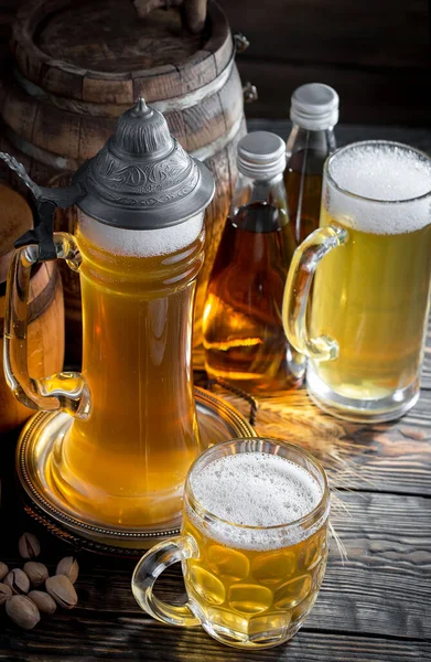 Licht Bier Een Glas Een Oude Achtergrond — Stockfoto