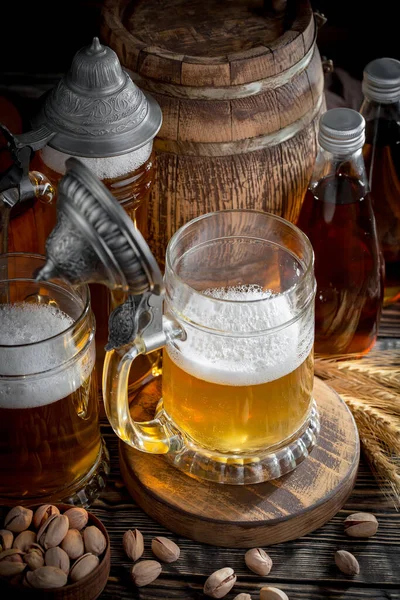 Licht Bier Een Glas Een Oude Achtergrond — Stockfoto