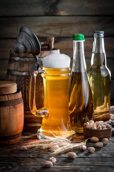 Cerveza Ligera Vaso Sobre Fondo Viejo — Foto de Stock